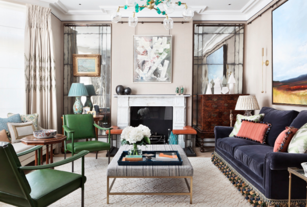 Desain ruang tengah dengan meja kopi besar sebagai pusat perhatian